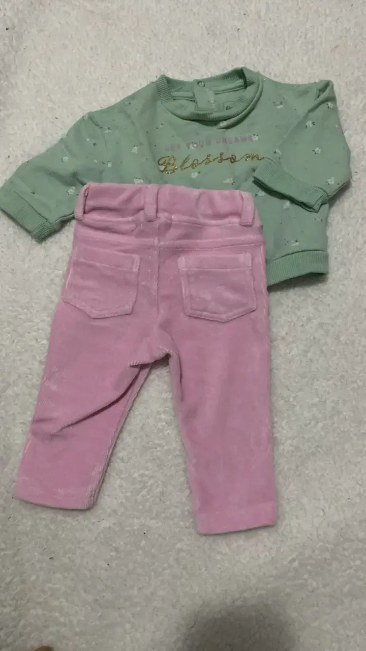 Conjunto de bebé verde y rosado