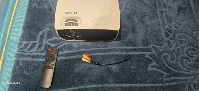Proyector Philco con control remoto y cables - 1