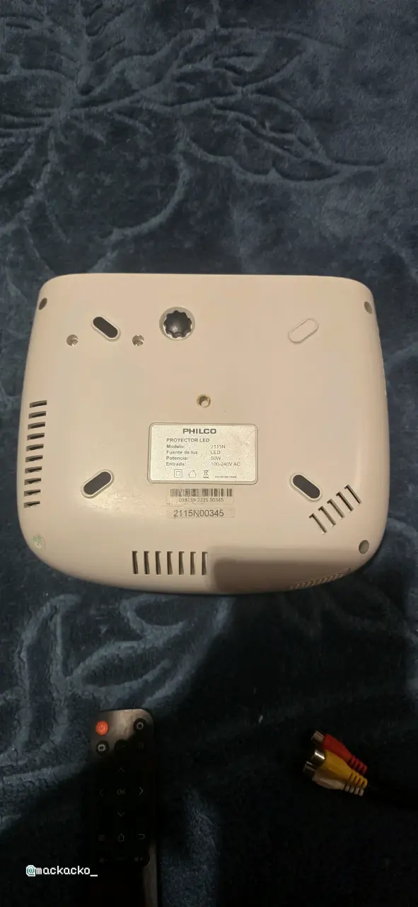 Proyector Philco con control remoto y cables - 4