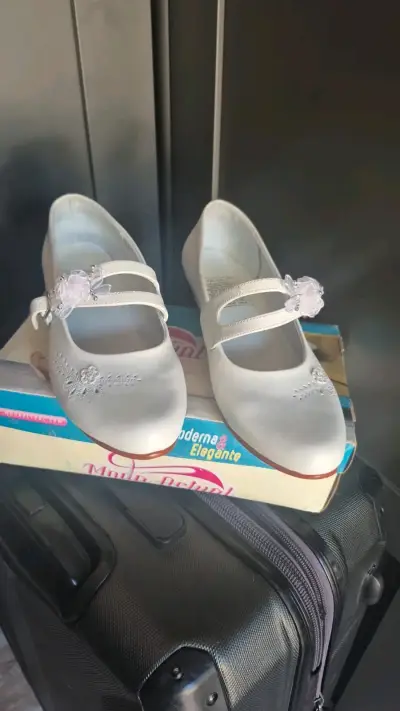 Zapatos de Primera Comunión Blancos con  Flores - miniatura 1