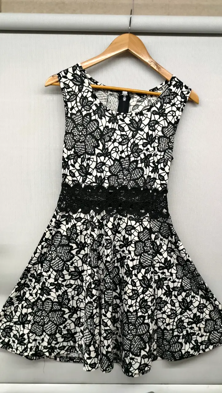 Vestido de encaje blanco y negro floreado elegante - 1