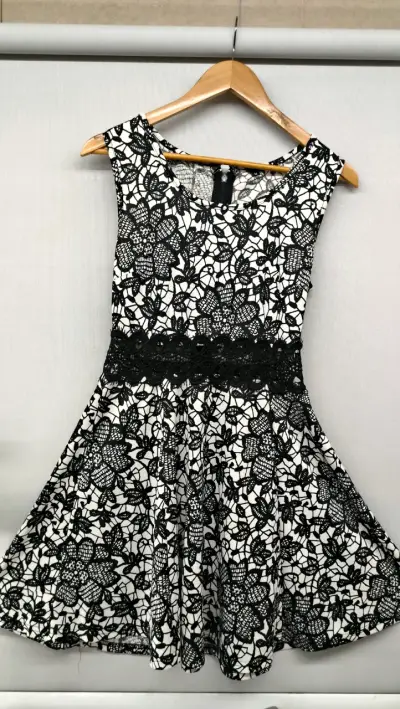 Vestido de encaje blanco y negro floreado elegante - miniatura 1