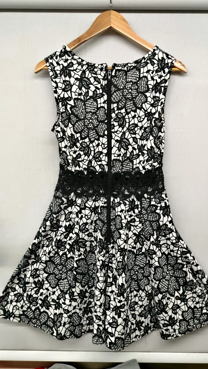Vestido de encaje blanco y negro floreado elegante - 2