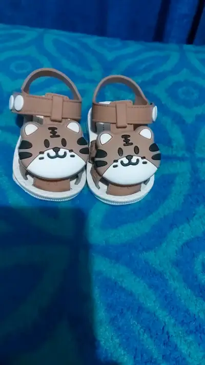 Sandalias infantiles con diseño de tigre - miniatura 1