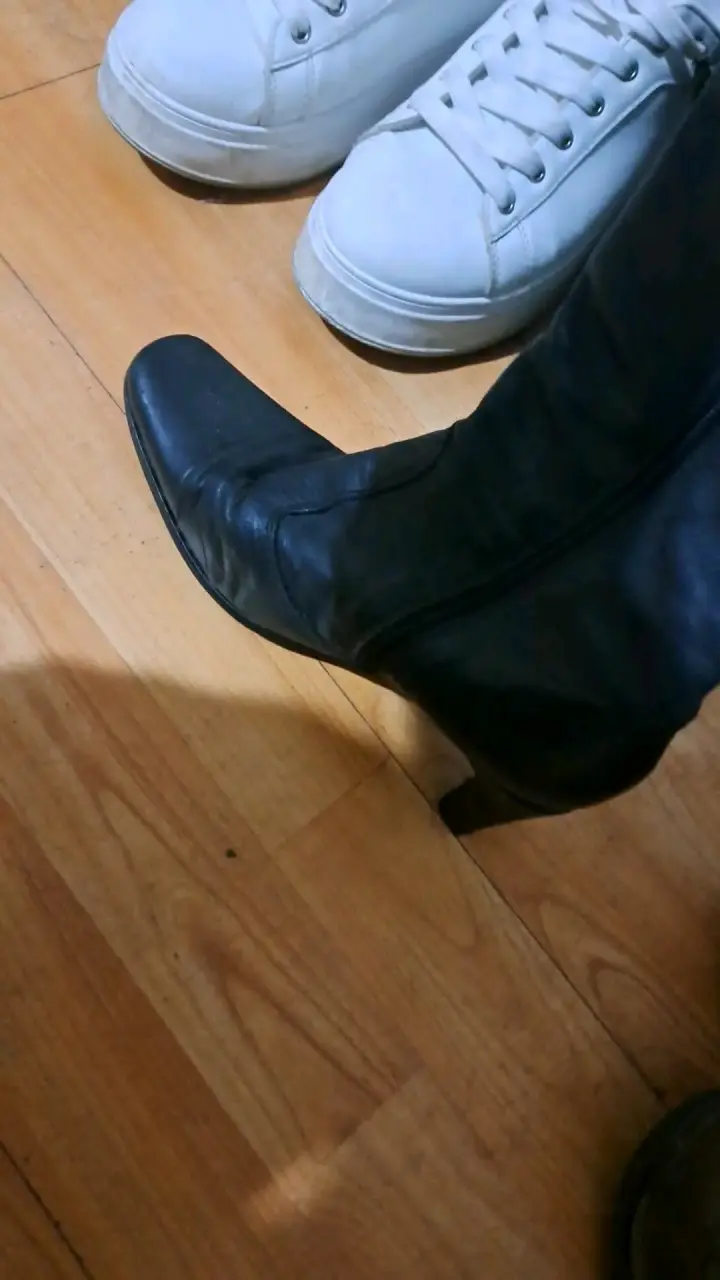 Botas negras de cuero con tacón alto