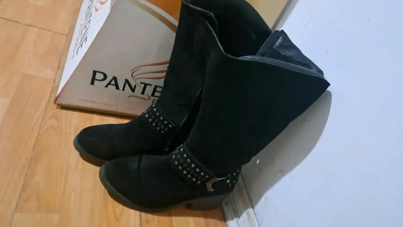 Botas negras con tachuelas para mujer