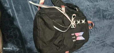 Mochila negra BTS - miniatura 1
