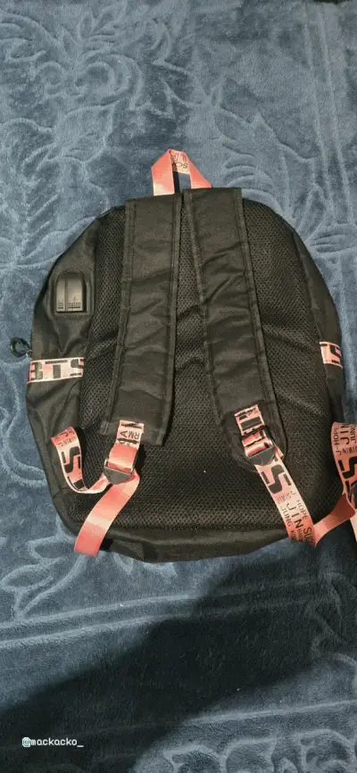 Mochila negra BTS - miniatura 3