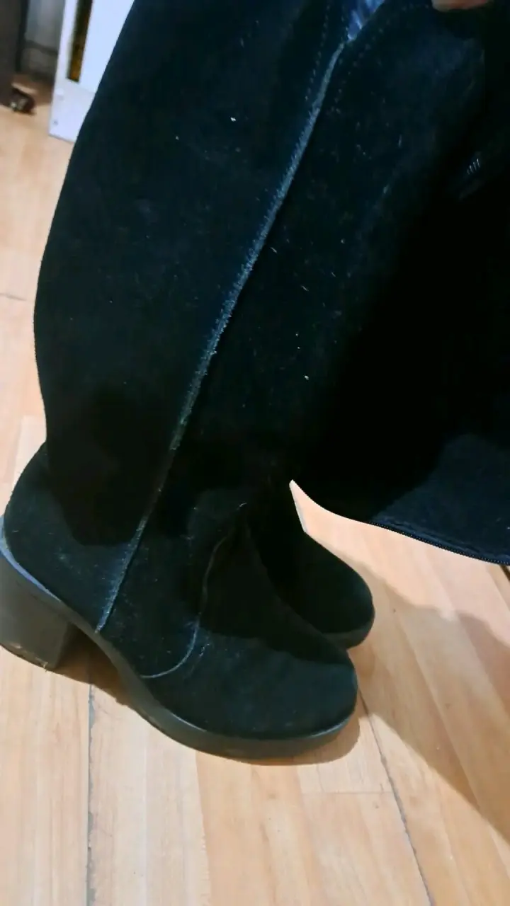 Botas negras de gamuza con tacón