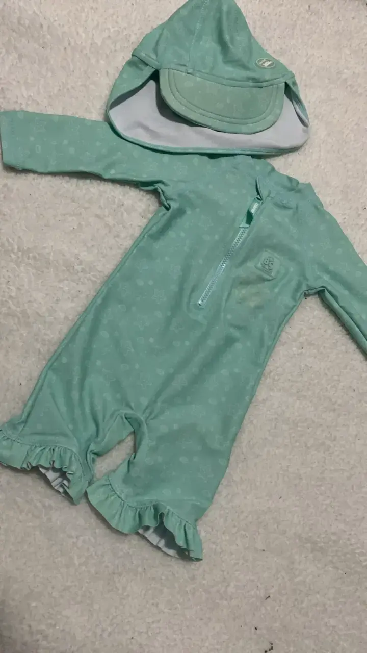 Traje de baño entero para bebé con gorro verde