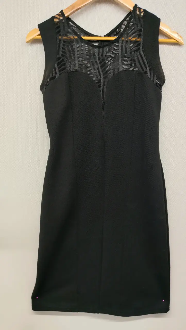 Vestido negro elegante con encaje - 1