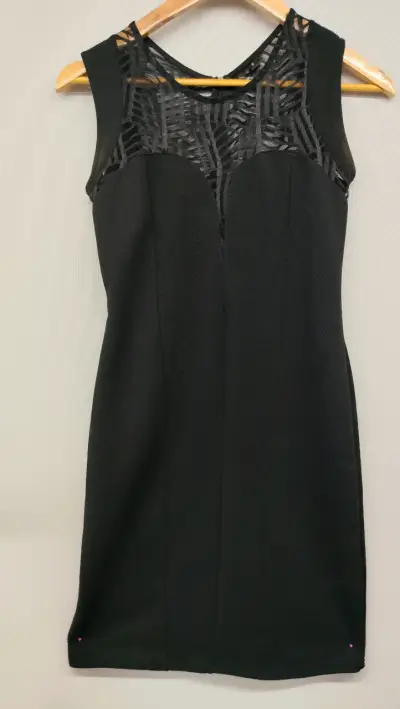 Vestido negro elegante con encaje - miniatura 1