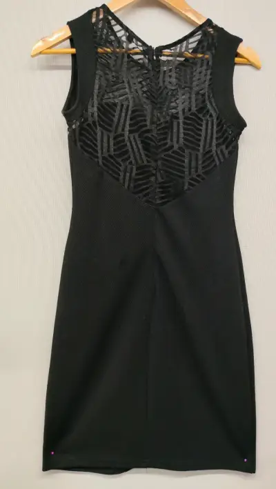 Vestido negro elegante con encaje - miniatura 2