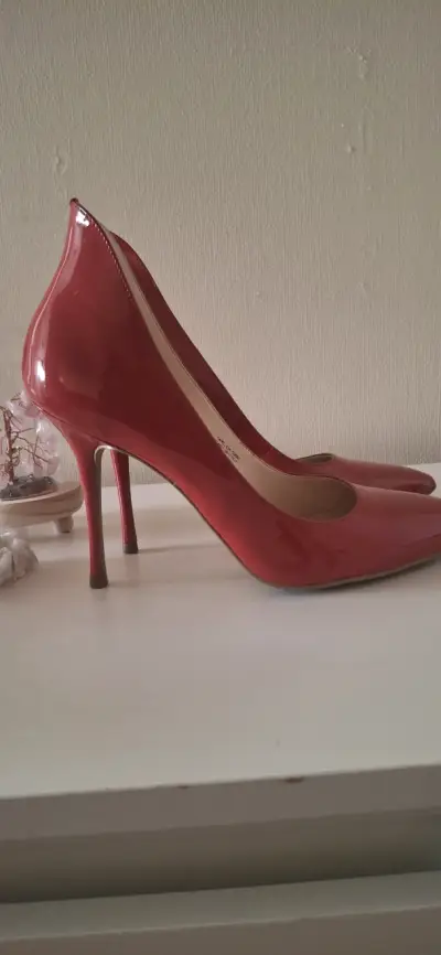 Zapatos de tacón alto rojos elegantes - miniatura 1