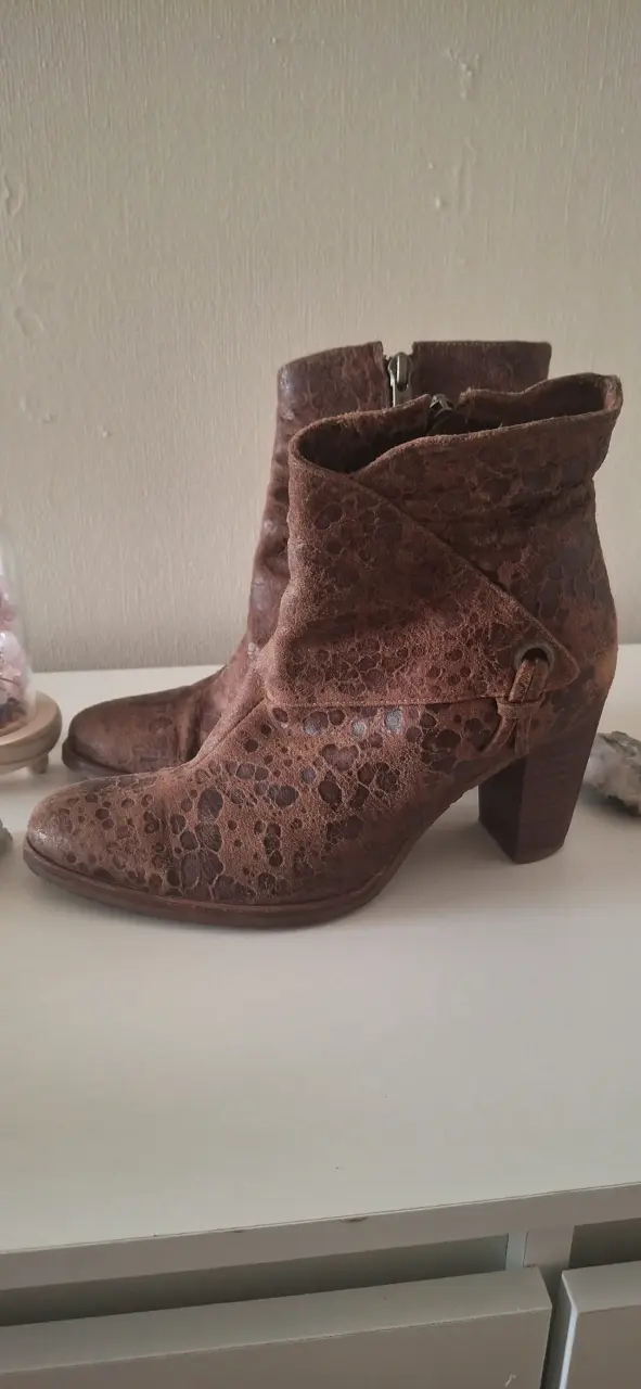 Zapatos de tacón alto rojos elegantes - 2