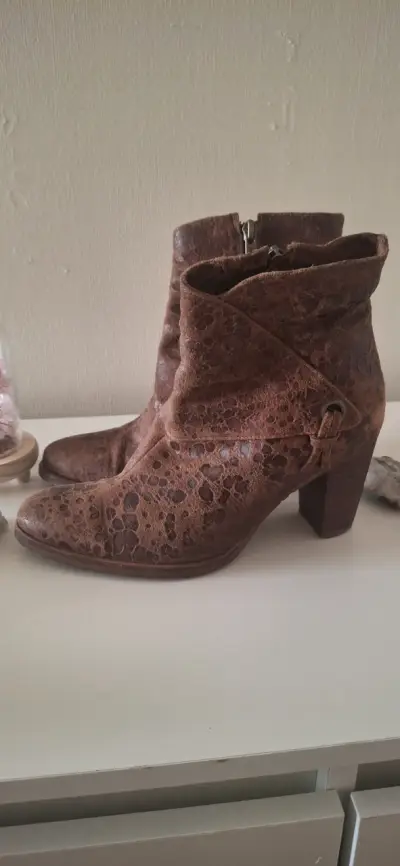 Zapatos de tacón alto rojos elegantes - miniatura 2