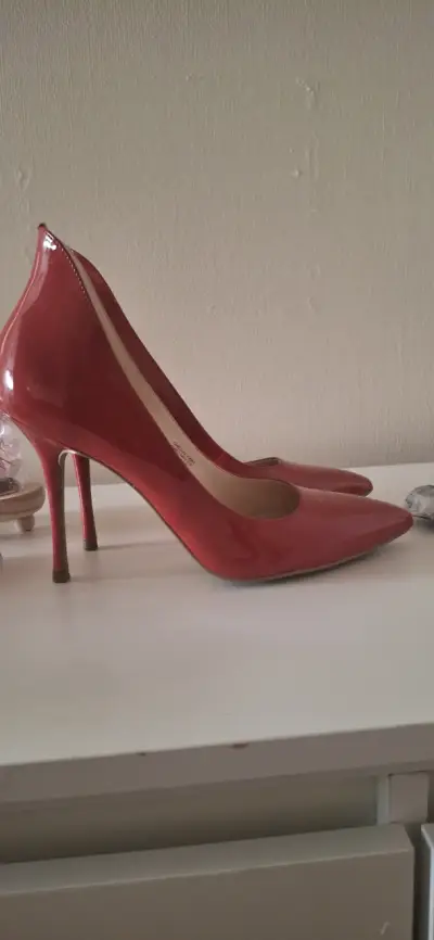Tacones rojos de charol elegantes - miniatura 1