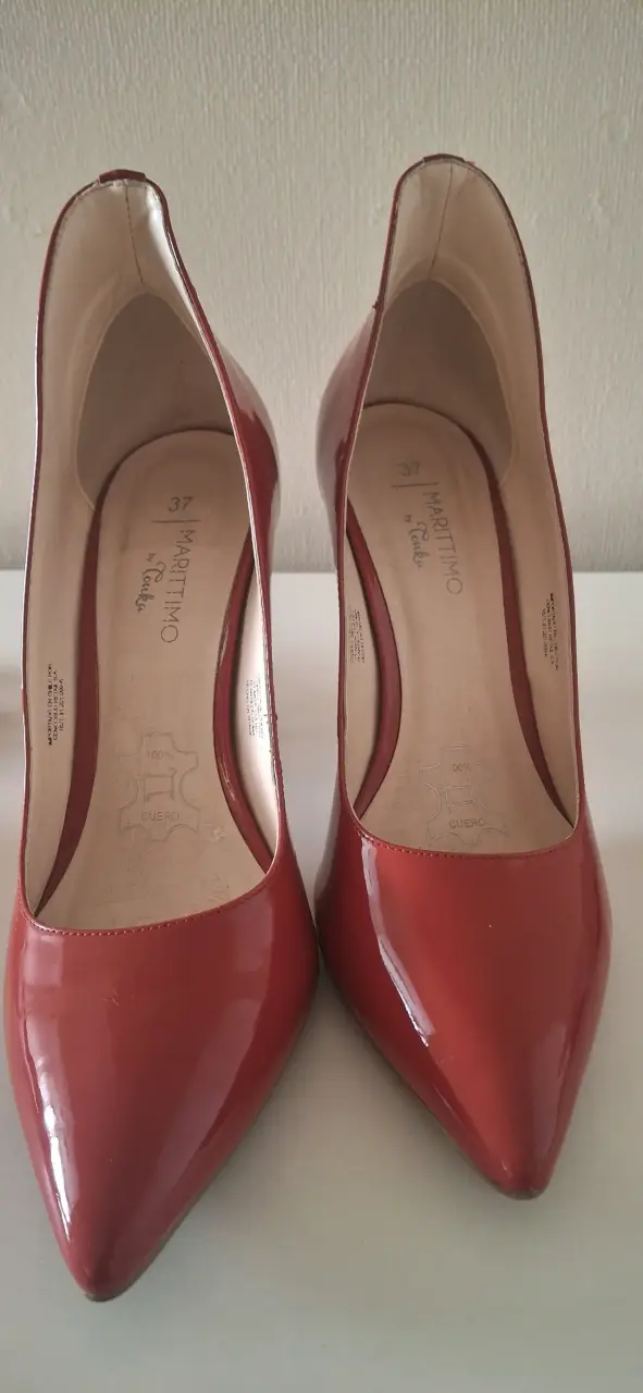 Tacones rojos de charol elegantes - 2