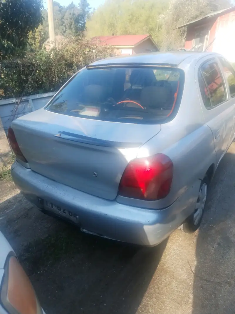 Auto compacto usado en buen estado - 2