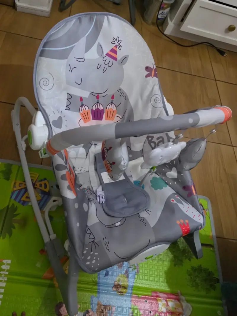 Silla mecedora para bebé con diseño de hipopótamo