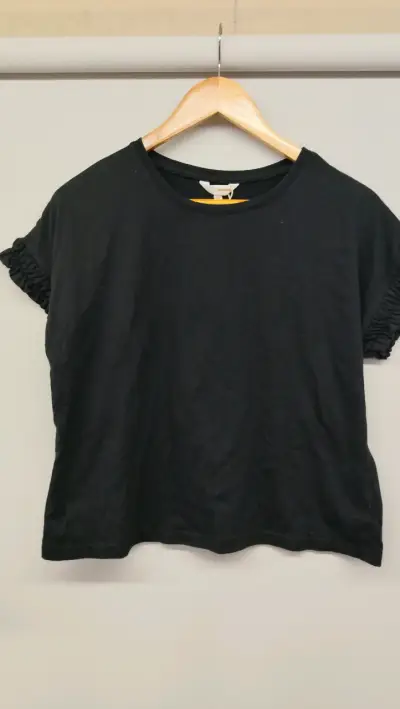 Polera negra con volantes en mangas - miniatura 1