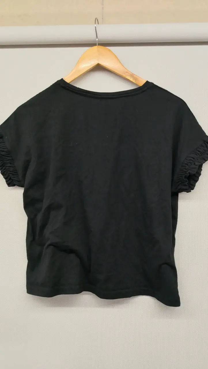 Polera negra con volantes en mangas - 2