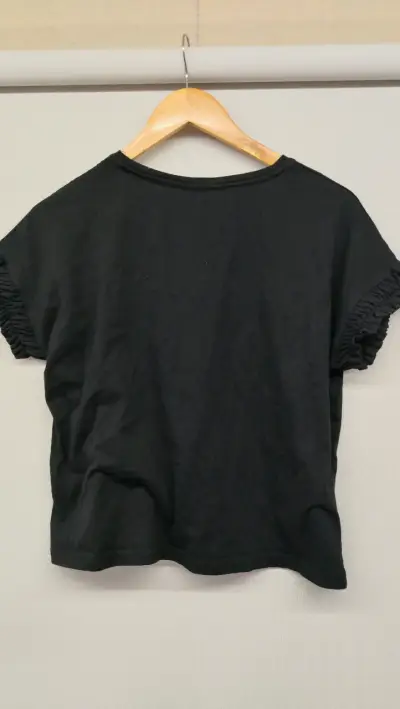 Polera negra con volantes en mangas - miniatura 2