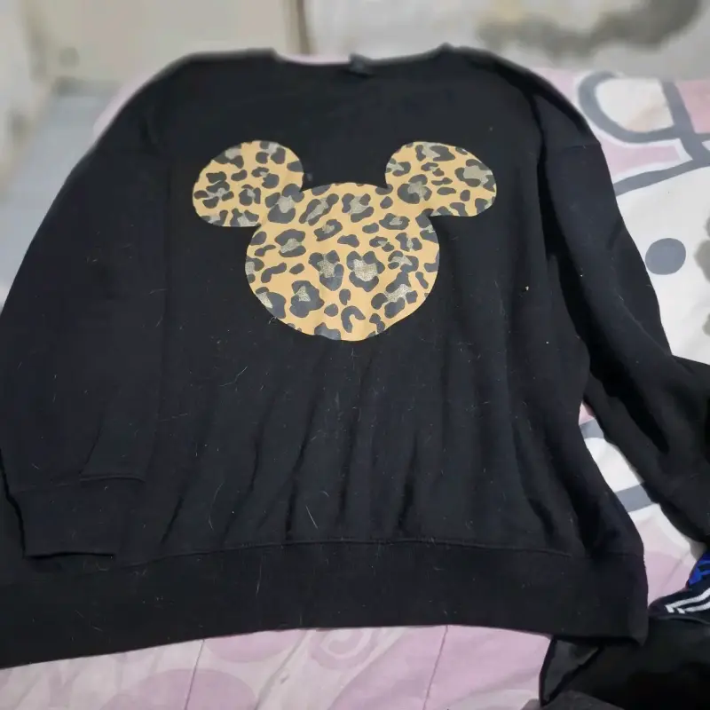 Polerón negro con diseño de orejas animal print