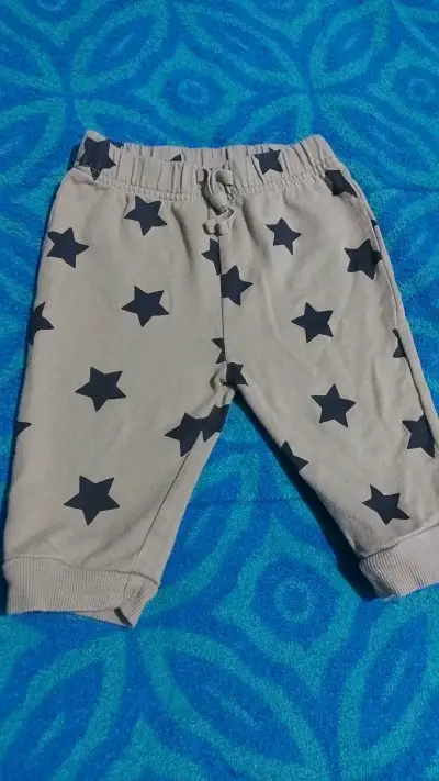 Pantalones de bebé con estampado de estrellas - miniatura 1