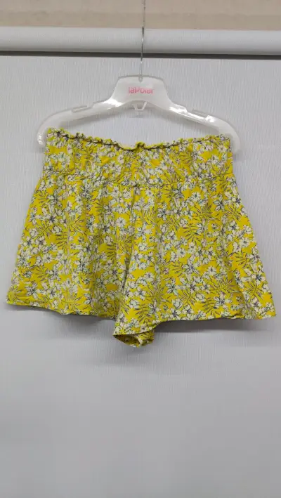 Short amarillo con estampado floral - miniatura 2