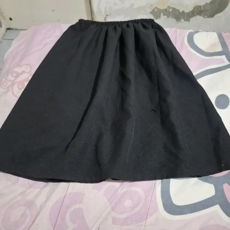 Falda negra básica para mujer