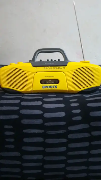 Radio portátil Sony Sports amarilla resistente al agua - miniatura 1