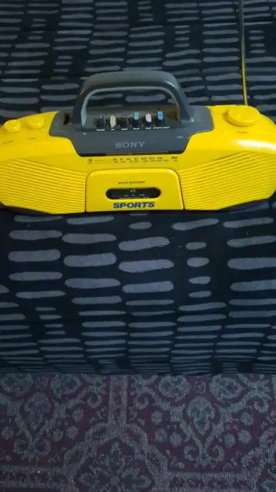 Radio portátil Sony Sports amarilla resistente al agua - miniatura 2