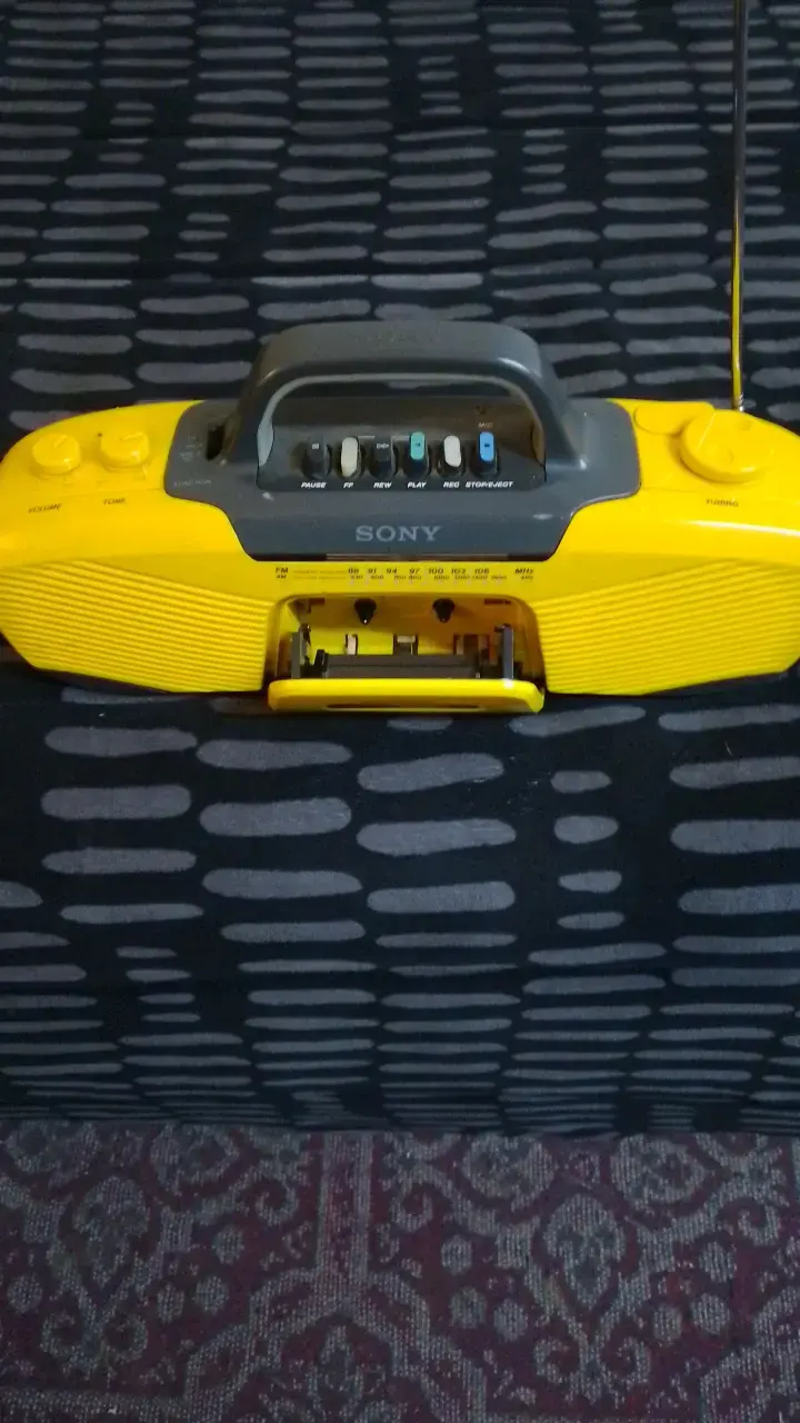 Radio portátil Sony Sports amarilla resistente al agua - 3