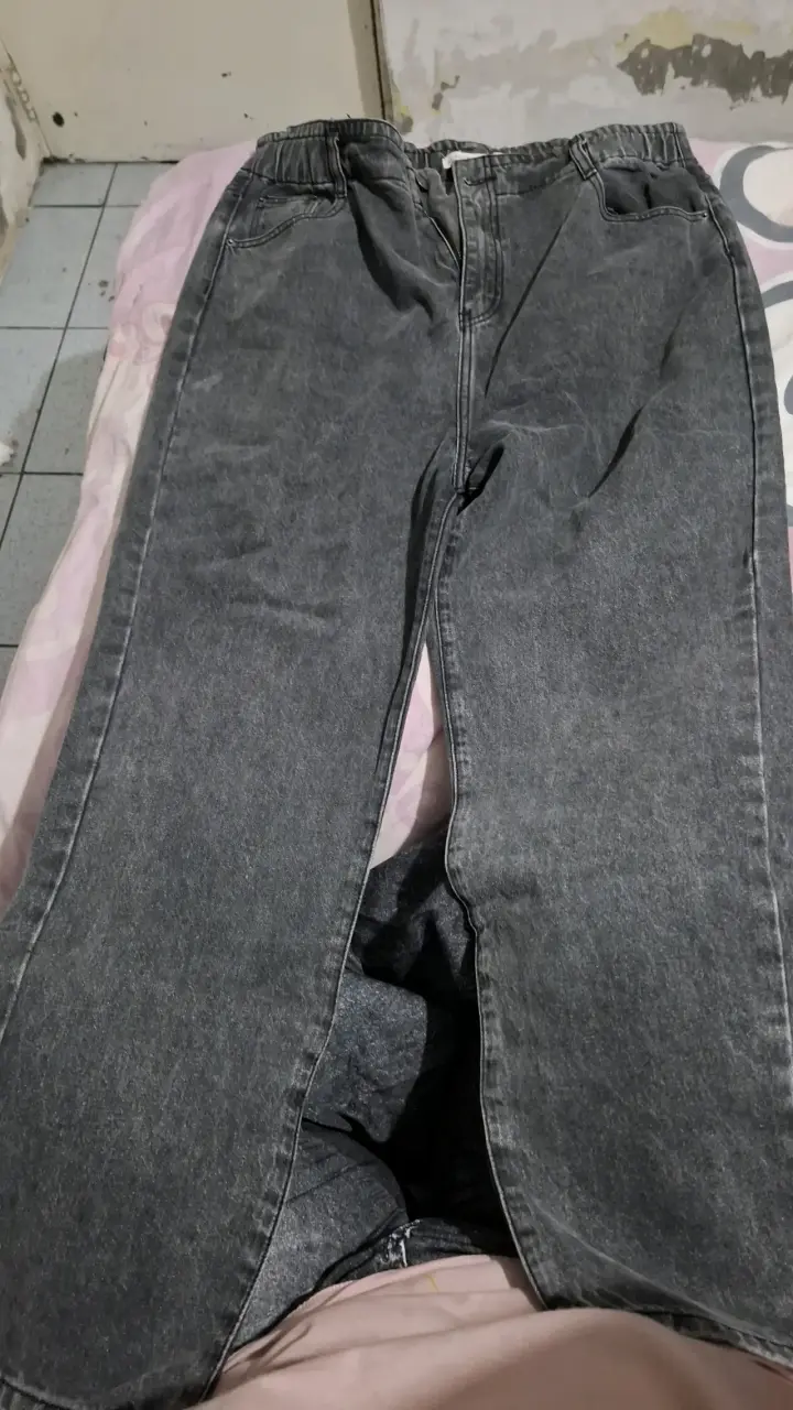 Jeans gris oscuro para hombre en buen estado