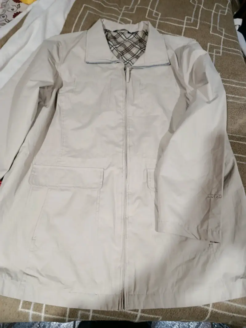 Chaqueta beige para mujer IZOD con forro a cuadros - 1