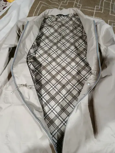 Chaqueta beige para mujer IZOD con forro a cuadros - miniatura 2