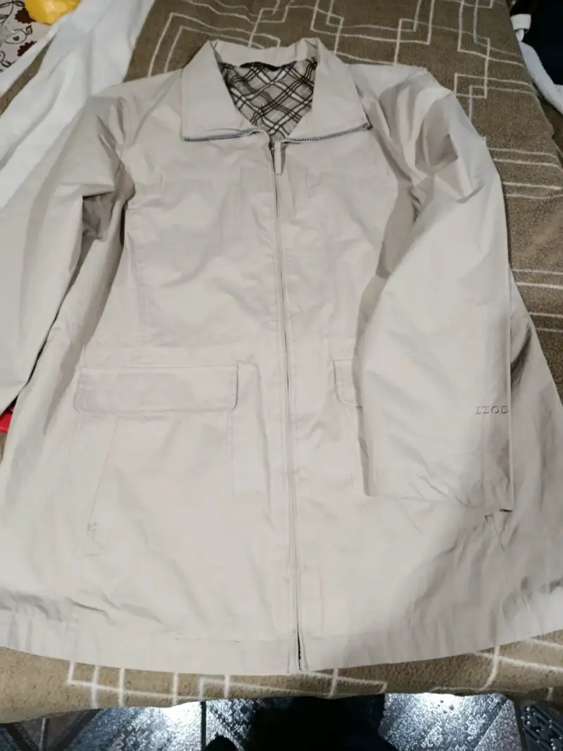 Chaqueta beige para mujer IZOD con forro a cuadros - 4