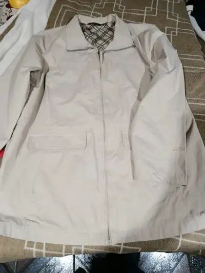 Chaqueta beige para mujer IZOD con forro a cuadros - miniatura 4