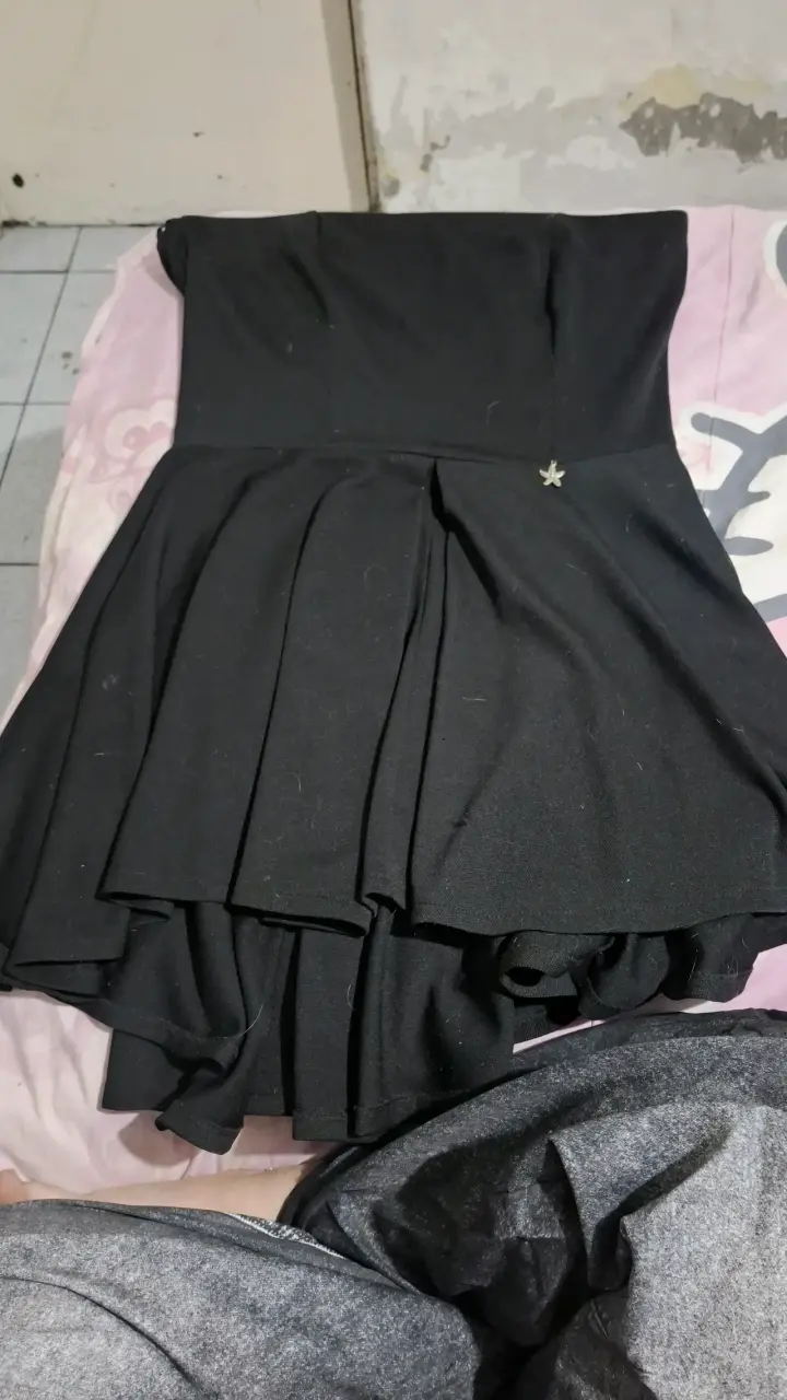 Vestido negro elegante con detalle de estrella