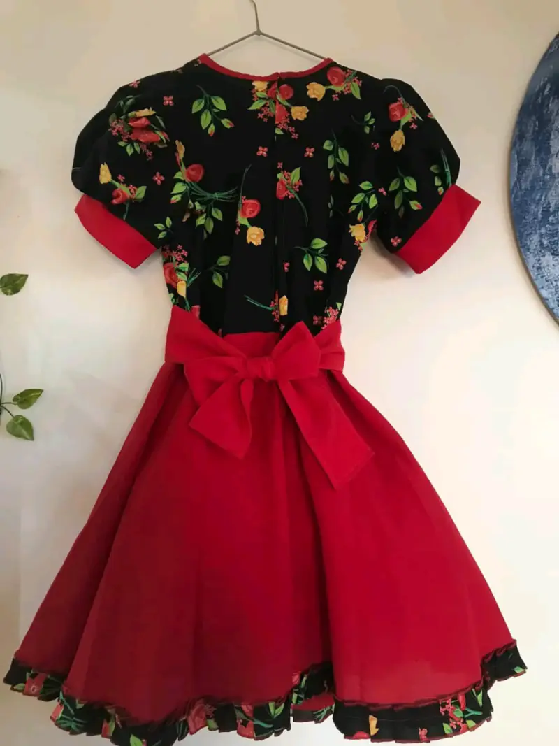 Vestido de cueca floral rojo y negro con lazo - 1