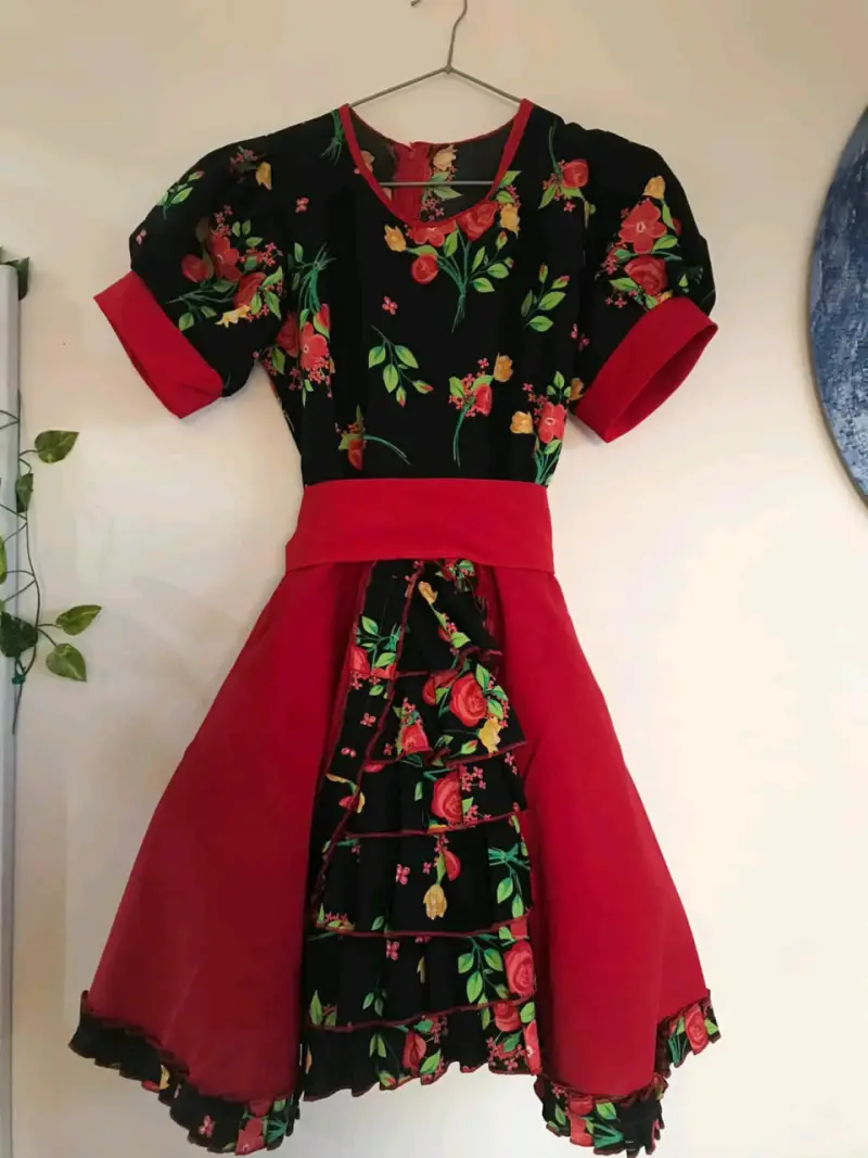 Vestido de cueca floral rojo y negro con lazo - 2