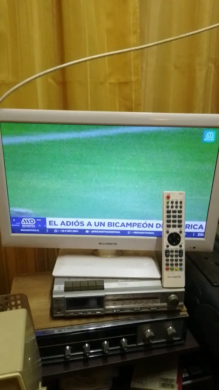 Televisor LED de 20 pulgadas con control remoto - 2