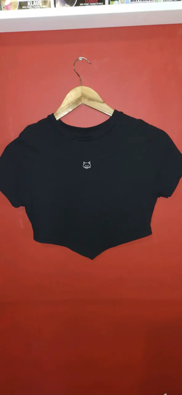 Polera corta negra Shein con diseño bordado - 1