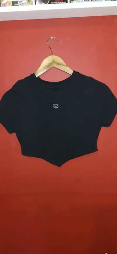 Polera corta negra Shein con diseño bordado - miniatura 1