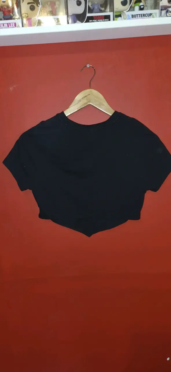 Polera corta negra Shein con diseño bordado - 2