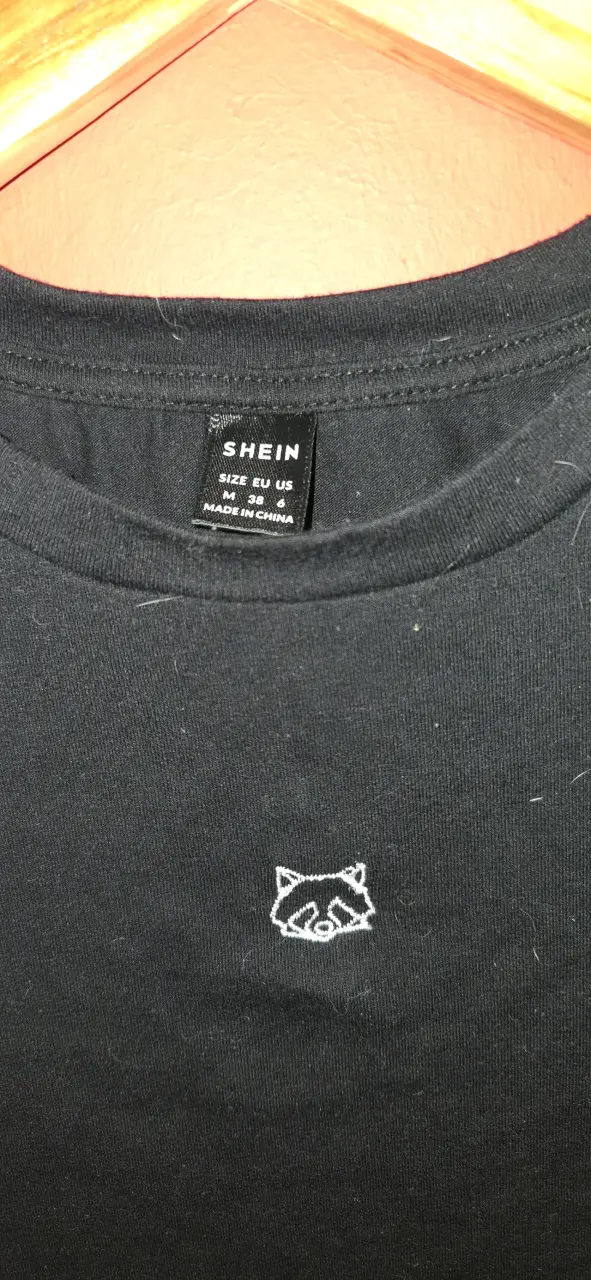 Polera corta negra Shein con diseño bordado - 3