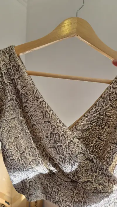 Top de mujer con estampado de serpiente - miniatura 1