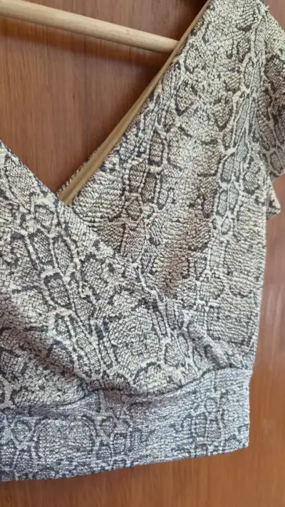 Top de mujer con estampado de serpiente - miniatura 4