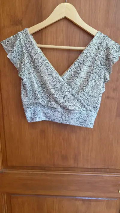 Top de mujer con estampado de serpiente - miniatura 5